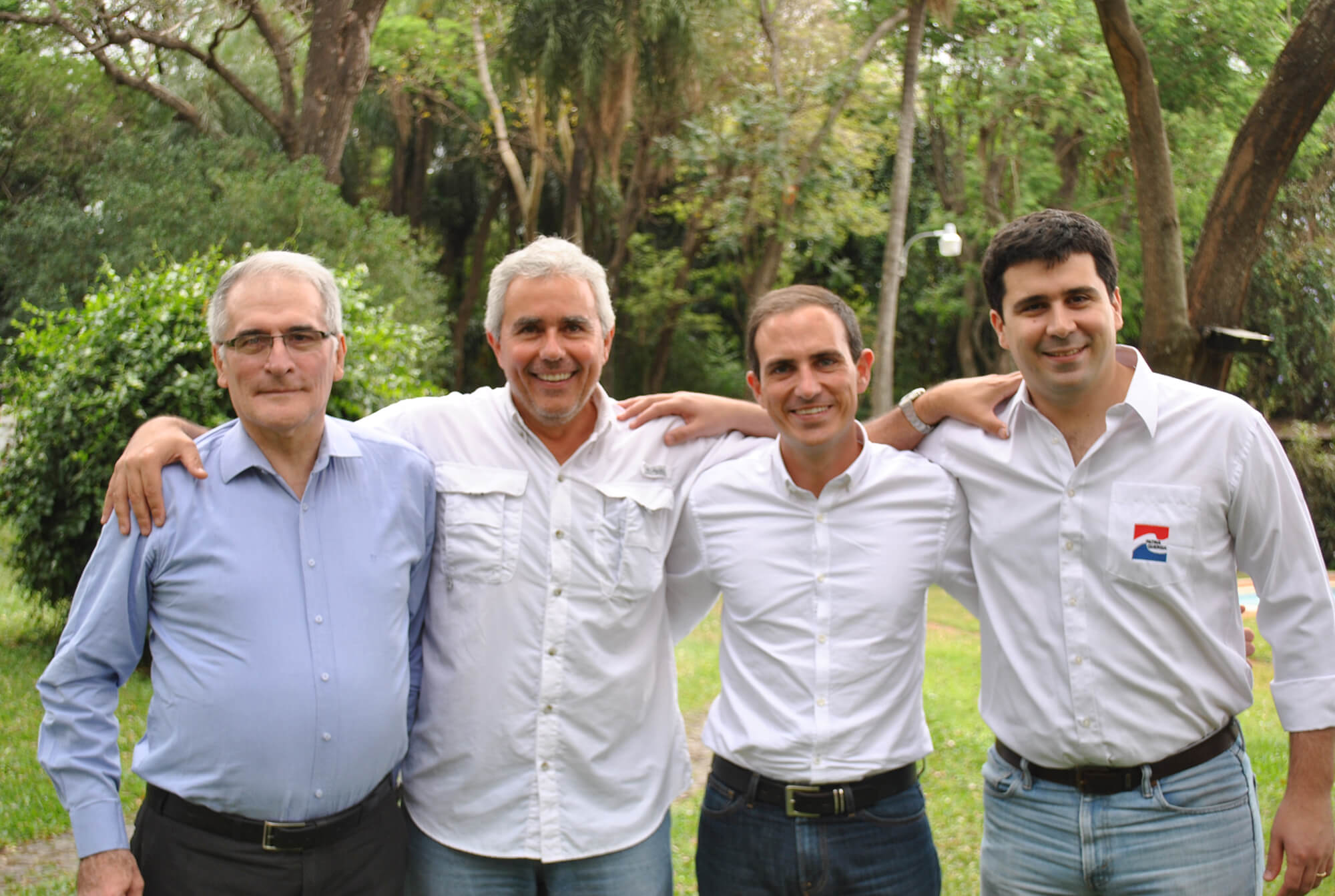 4 miembros del partido abrazados